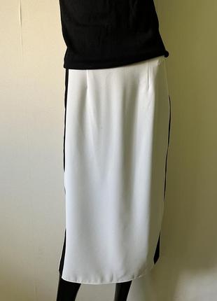 Белая юбка с черными ломпасами