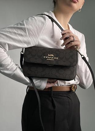 Женская сумка coach brynn flap crossbody in signature canvas brown коричневый