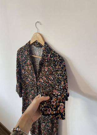 Платье из натуральной ткани в цветочный принт на пуговицах от stradivarius🌿3 фото