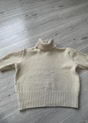 Теплый свитер из меленомовой шерсти бежевый женский с горлом и коротким рукавом2 фото