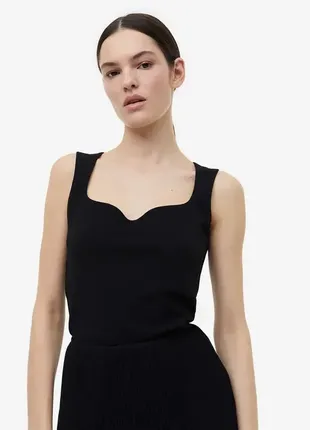 Чорний костюмний топ із вирізом сердечко h&m майка із широкими бретелями