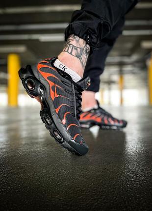 Кросівки жіночі / чоловічі сірі (графітові) / оранжеві nike air max plus tn "grey orange"3 фото