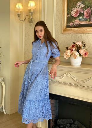 Блакитна мереживна сукня