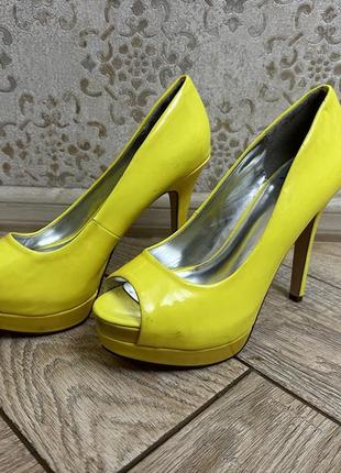 Яркие женские туфли на каблуках