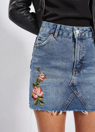 Джинсова спідниця з вишивкою