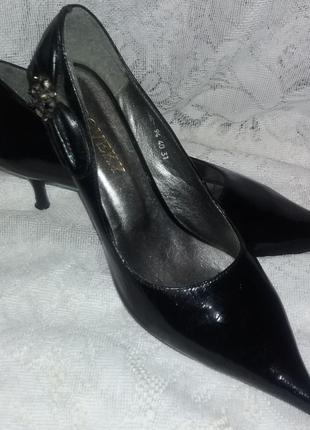 Женские туфли черные остроносые на каблуке (лак) размер 40,  б.у.