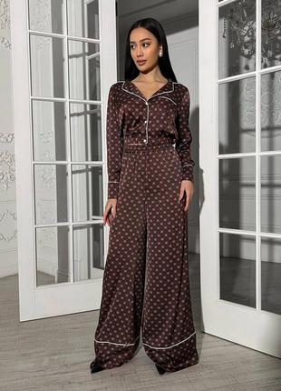 Шовковий брючний костюм у піжамному стилі