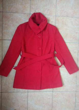 Фирменное пальто красного цвета