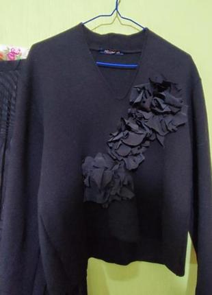 Актуальний светр з об'ємними шовковими квітами