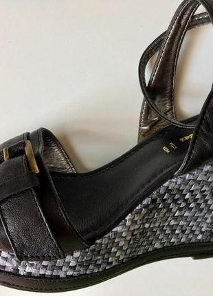 Босоніжки vera pelle - bata p.38. італія. танкетка. шкіряні.