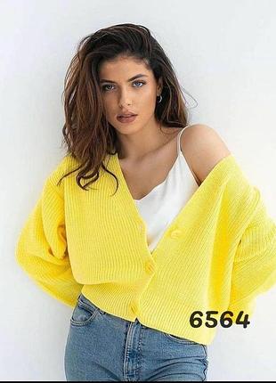 Стильний жіночий вʼязаний кардиган на ґудзиках