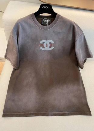 Футболка коричнево-серая вываренная принт chanel