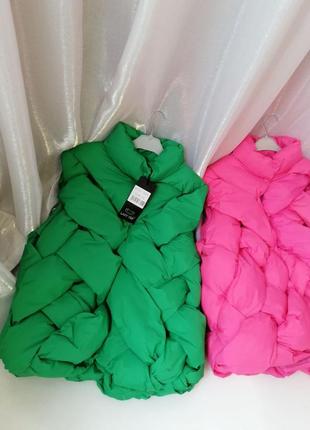 Крута стильна яскрава жилетка пуф 3d ефект палітурка насичений яскраво-рожевий колір фуксія і зелен4 фото