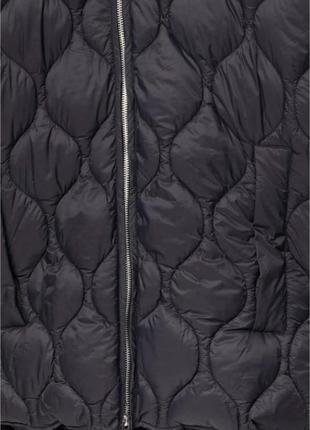Довга стьобана куртка оверсайз pull&bear чорного кольору3 фото