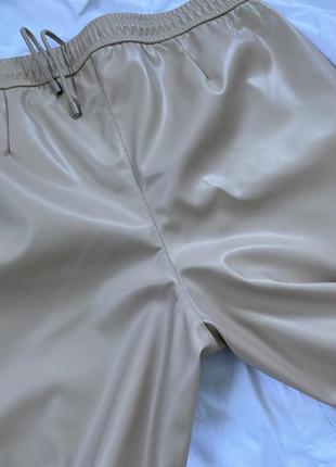 Стильные и комфортные кожаные штаны на резинке в бежевом /песочном цвете,creation,p.42-449 фото