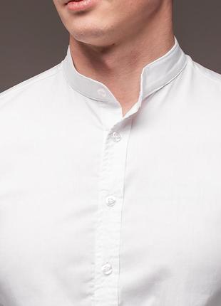 Белая мужская рубашка casual воротничок - стойка4 фото
