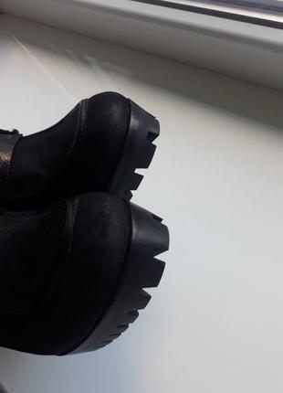 Закриті шкіряні туфлі ботильони на тракторній підошві люкс бренд byblos5 фото