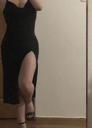 Довге чорне плаття з розрізом