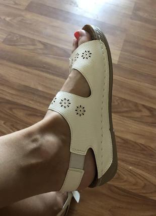 Жіночі шкіряні сандалі2 фото