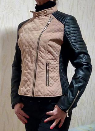 Стильна стьобаний куртка-косуха з шкіряними рукавами chicet jeune.3 фото