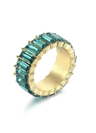 Эффектное массивное кольцо с зелеными камушками тренд