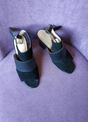 Босоніжки шкіряні