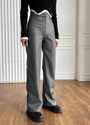 Прямые кожаные брюки брюки на пуговицах из экокожи2 фото