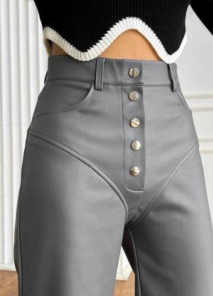 Прямые кожаные брюки брюки на пуговицах из экокожи5 фото
