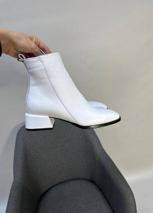 Белые кожаные классические ботинки на низком каблуке4 фото