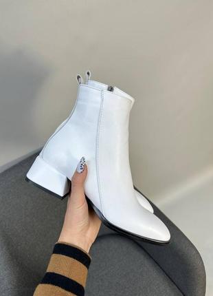 Белые кожаные классические ботинки на низком каблуке3 фото