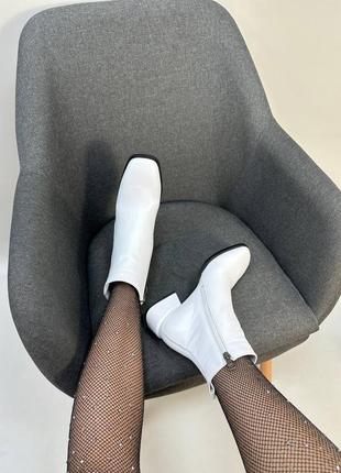 Белые кожаные классические ботинки на низком каблуке6 фото