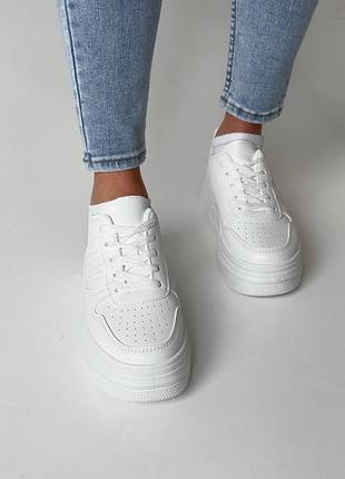 Жіночі білі кросівки на масивній підошві