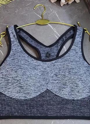 Спортивный топ американского бренда