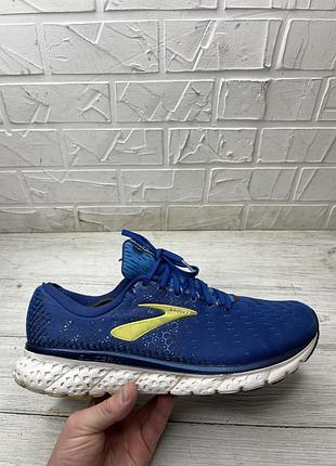 Бігові кросівки brooks asics nike