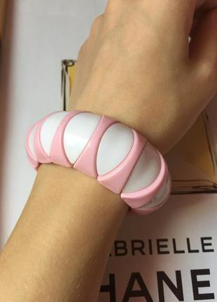 Стильный пластиковый браслет