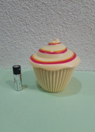 Кукла cupcake surprise серии ароматные капкейки с ароматом ванилии6 фото