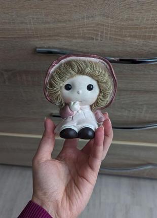 Керамічна вінтажна лялька-статуетка enesco ceramic doll з вовняним волоссям1 фото