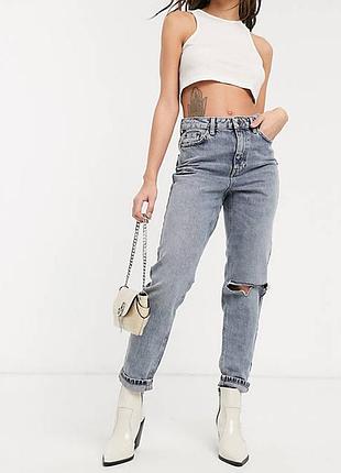 Стильные светло-серые джинсы мом