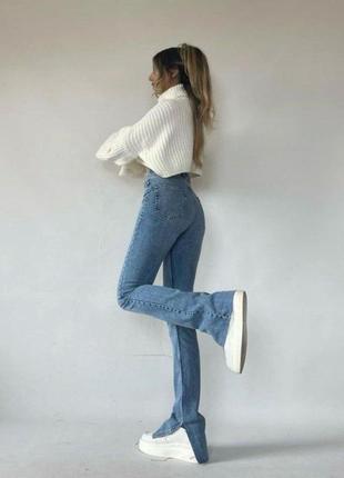 Стильные джинсы с высокой посадкой и разрезами снизу