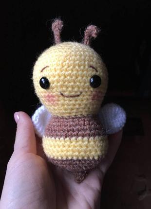 Іграшка в'язана гачком бджілка