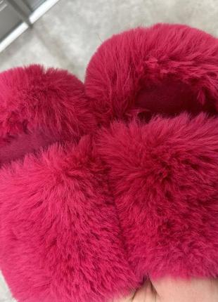 Ярко розовые домашние тапочки шлепки барби меховые4 фото