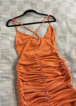 Оранжевое платье мини-миди со стяжками и открытой спинкой club l6 фото