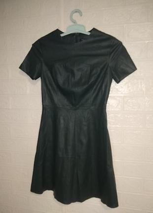 Платье из эко-кожи темно-зеленого цвета короткий рукав1 фото