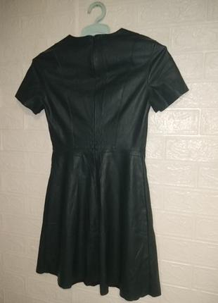 Платье из эко-кожи темно-зеленого цвета короткий рукав2 фото