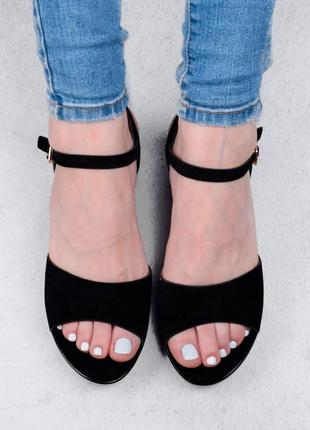 Стильные черные замшевые босоножки сандалии на платформе танкетке3 фото