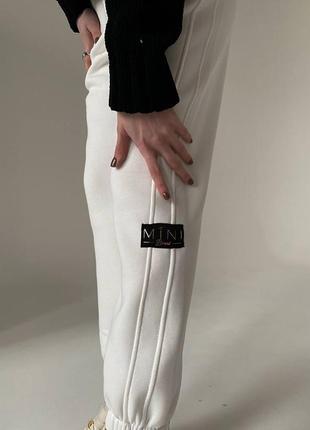 Спортивные женские штаны джоггеры теплые на флисе на высокой посадке с карманами белые однотонные качественные базовые5 фото