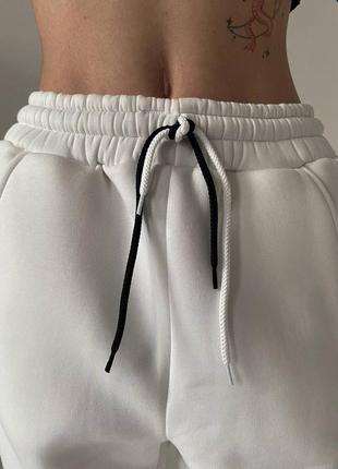 Спортивные женские штаны джоггеры теплые на флисе на высокой посадке с карманами белые однотонные качественные базовые4 фото