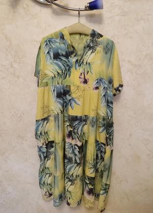 Красивое котоновое платье большого размера сшитое ярусами, с флористичным принтом