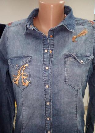Джинсовая женская рубашка с ручным росписью.4 фото