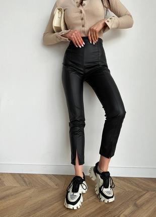 Матовые кожаные брюки с разрезом приталенные женские брюки
